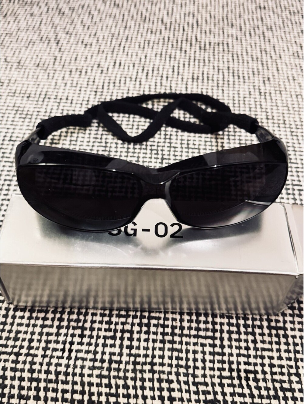 UNWORN YEEZY SG 02 BLACK SUNGLASSES W PULL CORD BULLY